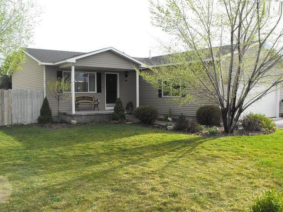 Front of Home w/2 Car Garage