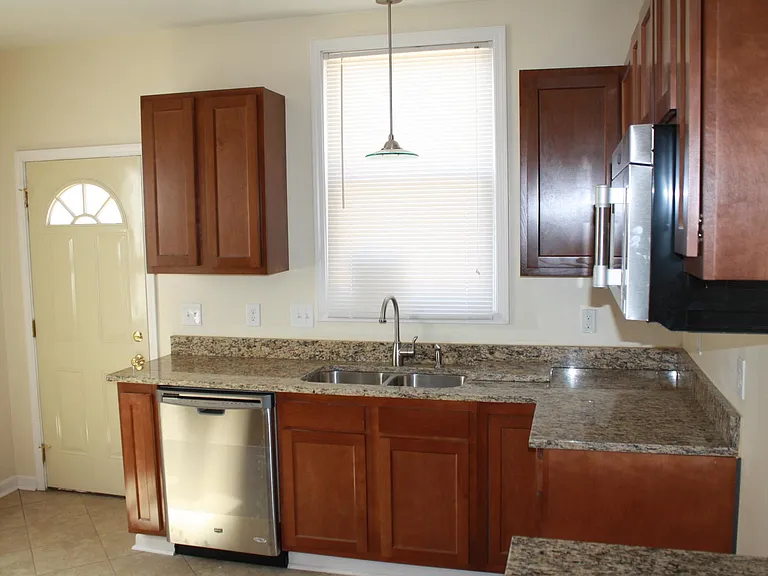 2195 Summit St — Photo 8