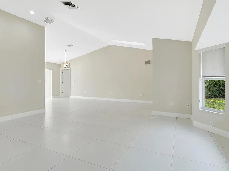 1412 NE 53rd Ct — Photo 7