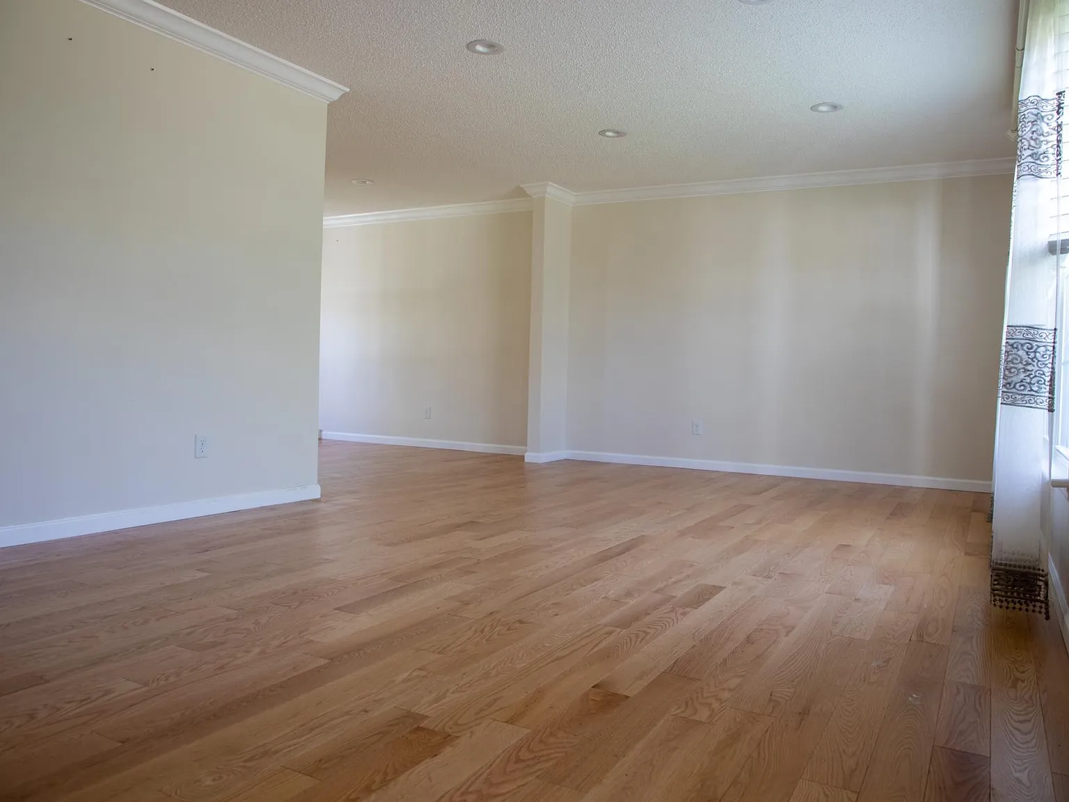 4 bed, 2.5 bath, 2296 sqft, $3,100 — Photo 4