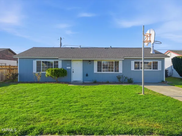 303 W 9th St, Wapato, WA 98951