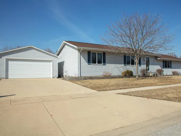 1004 Heartland Hills Dr, Waterloo, IA 50701