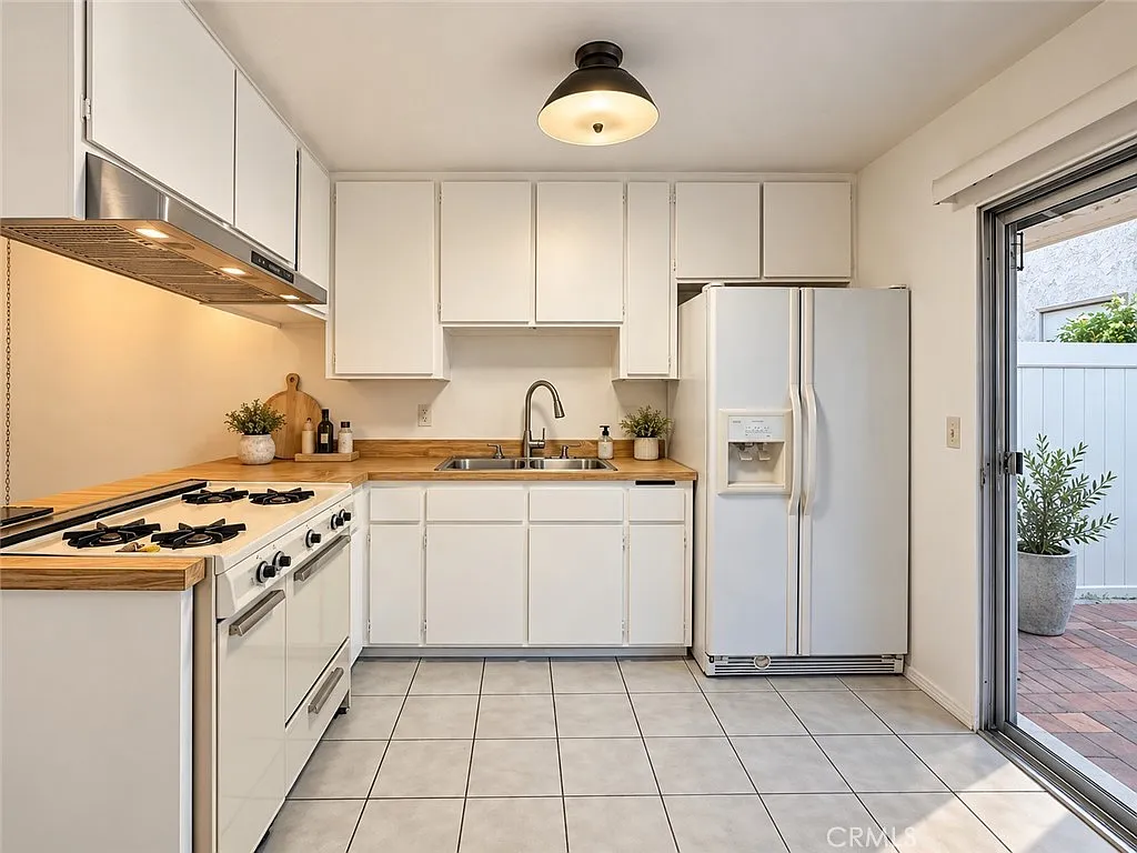 2 bed, 900 sqft, $2,700 — Photo 4
