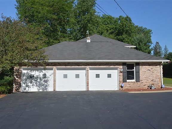 Separate from the Governor's Drive is the 3++ attached car garage with extra extra parking!. Extra light on telephone pole.
