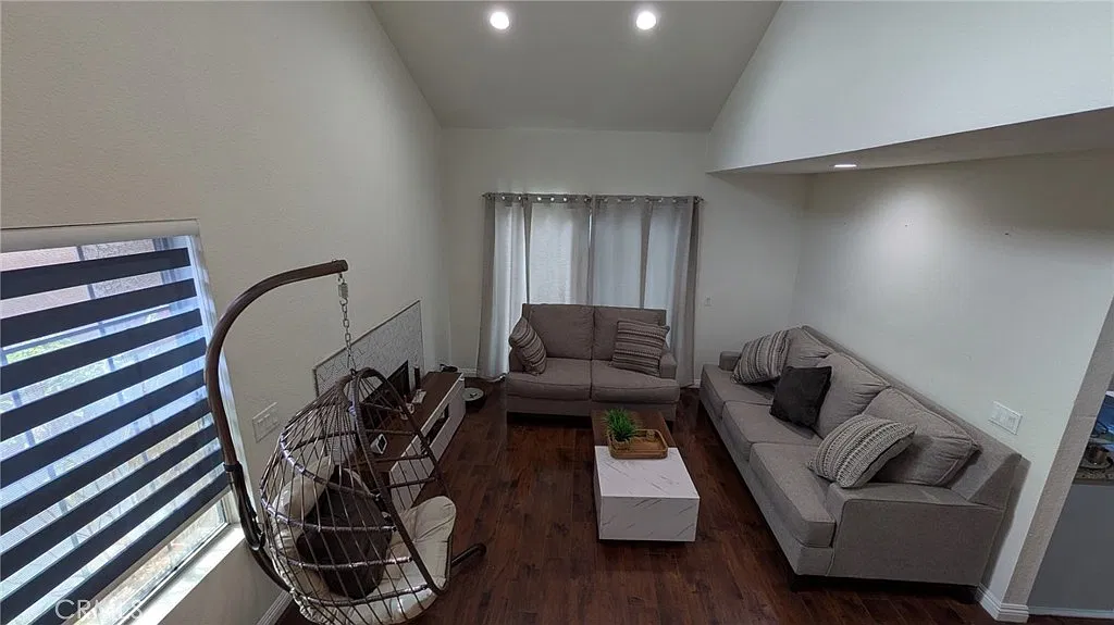 3 bed, 1352 sqft, $3,300 — Photo 2