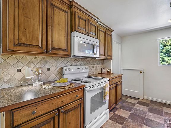 4th image of 1037 Sunrise Blvd