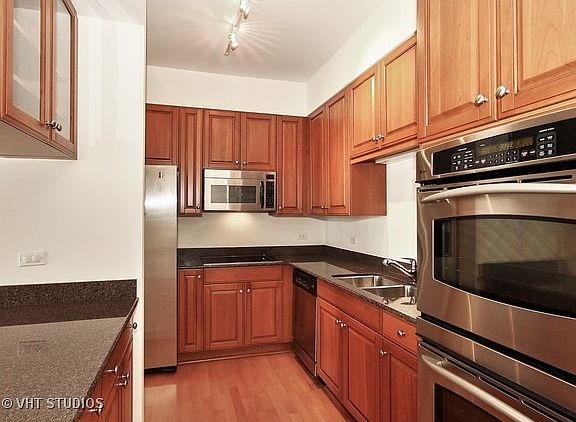 5th image of 1335 S Prairie Ave Unit 1103