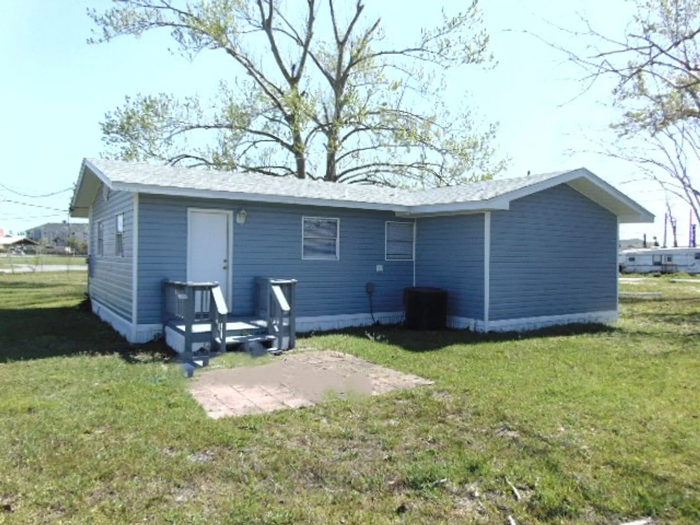 3 bedroom 2 bath home on large corner lot! — Photo 3