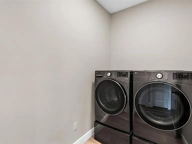 2915 W Bay View Ave — Photo 39