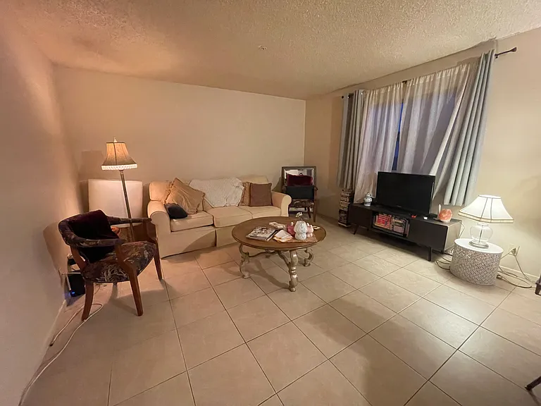 819 S Marguerita Ave #C — Photo 3