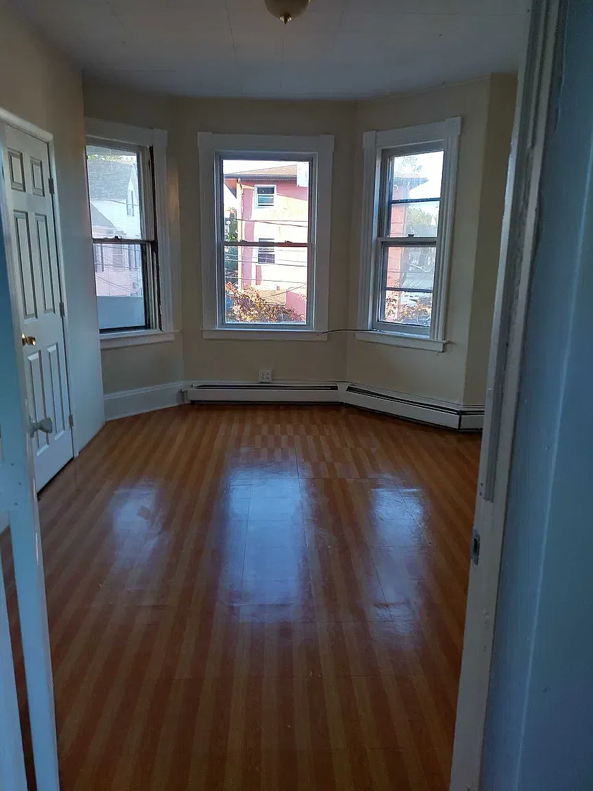 3 bed, 900 sqft, $1,300 — Photo 1