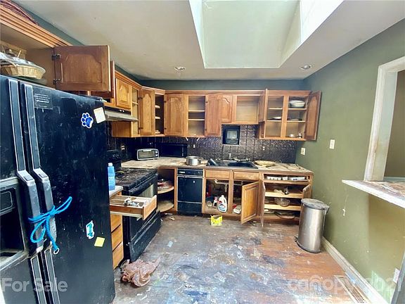 5th image of 2046 N Rugby Rd