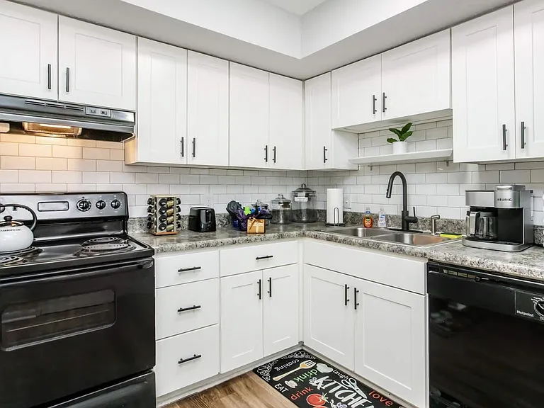 550 Whispering Hills Dr — Photo 7