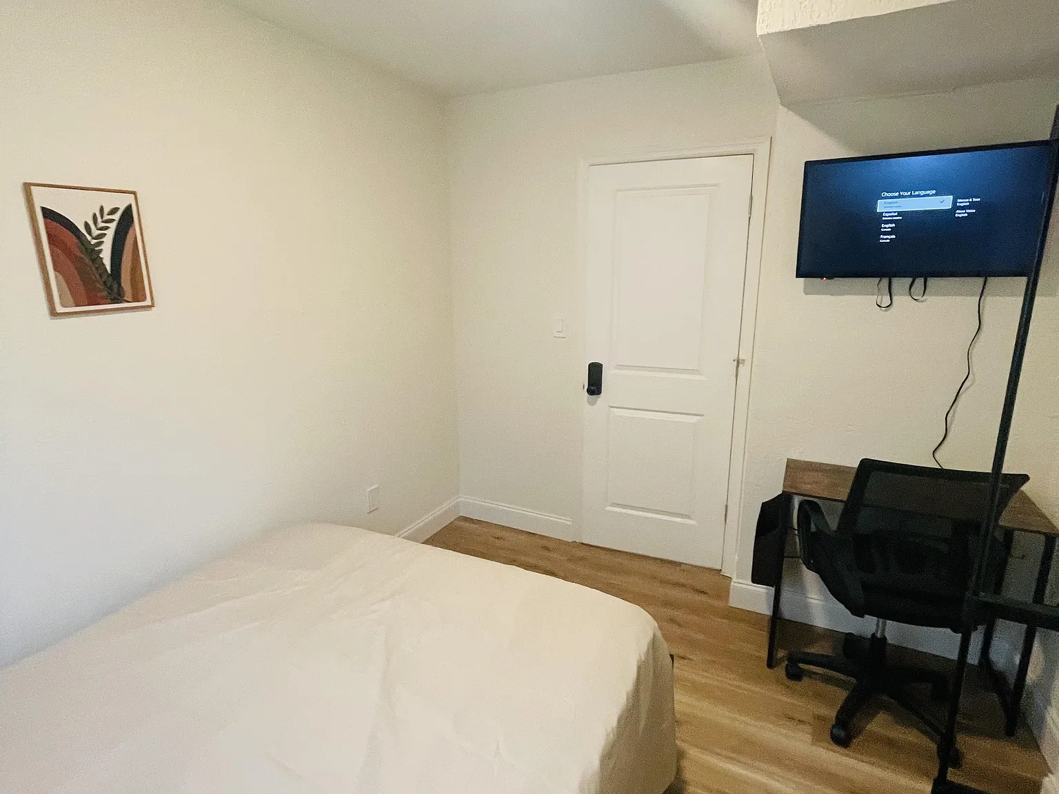4 bed, 3.0 bath, 2120 sqft, $1,009 — Photo 2