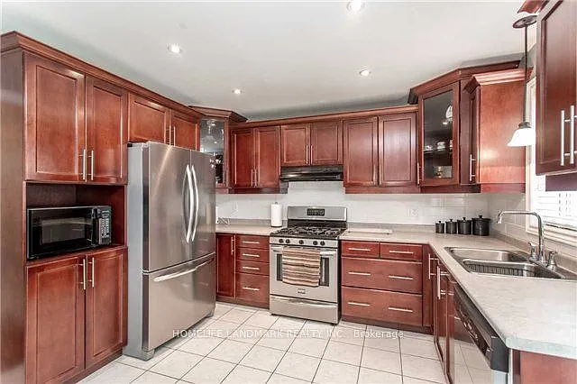 279 Chambers Cres — Photo 3