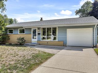 W63N326 Hillcrest Ave, Cedarburg, WI 53012