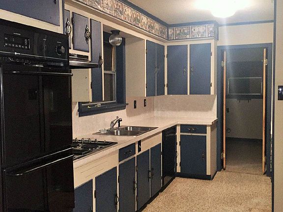 Large kitchen w/grill!