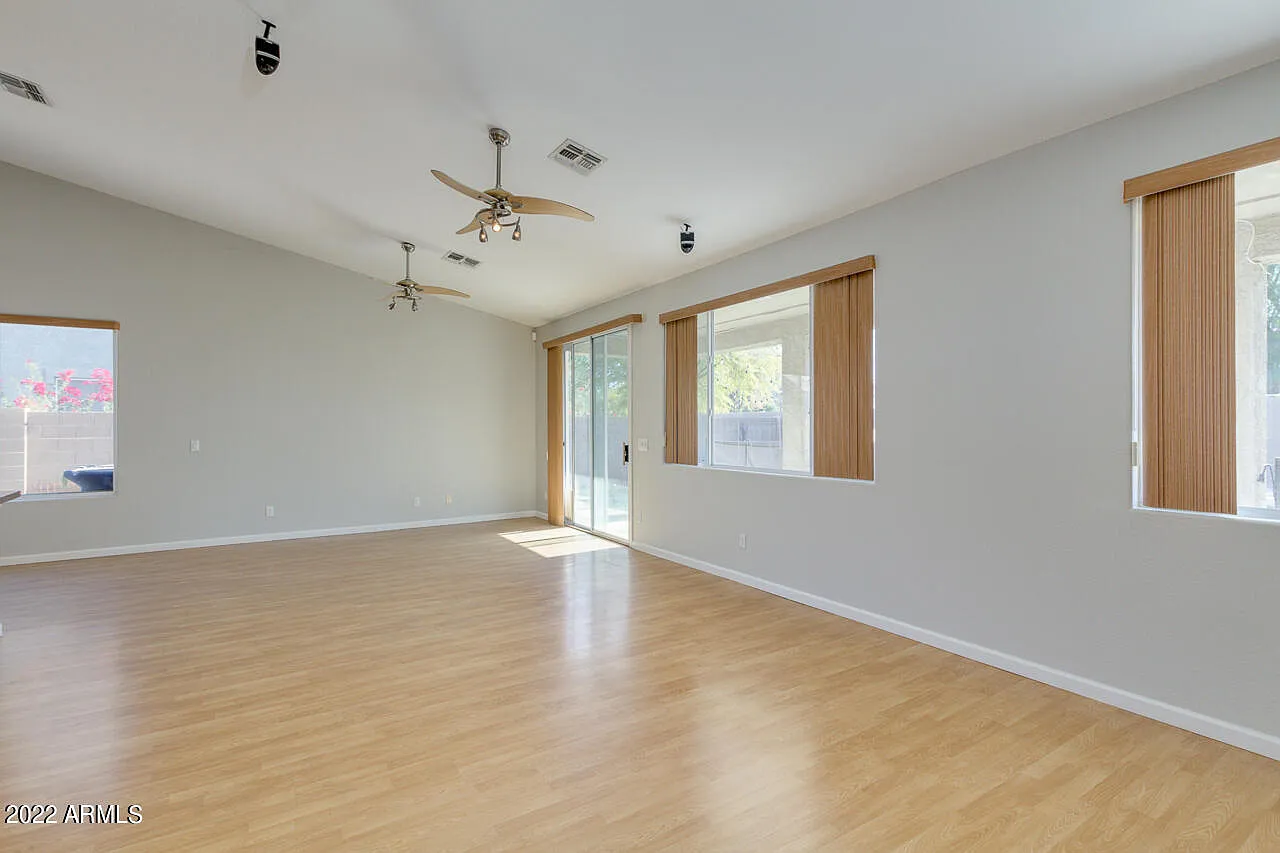 3 bed, 2.0 bath, 1864 sqft, $2,700 — Photo 4