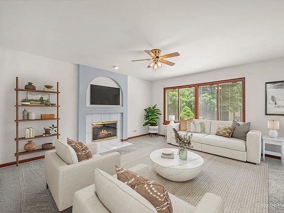 3rd image of 476 Topaz Ln