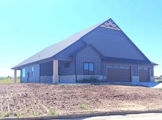 1518 N Emerald Valley Dr, Mulvane, KS 67110