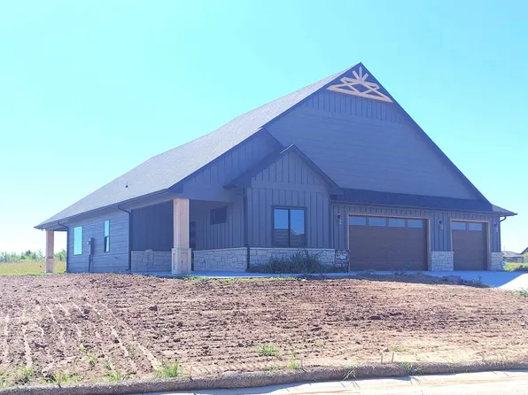 1518 N Emerald Valley Dr, Mulvane, KS 67110