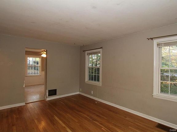 3rd image of 1372 Southlyn Dr