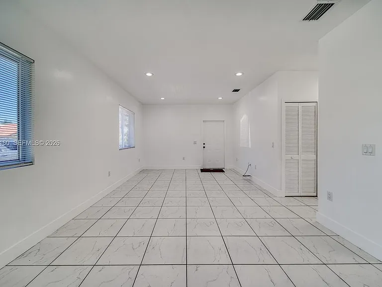 14710 NE 7th Ct #14710 — Photo 4