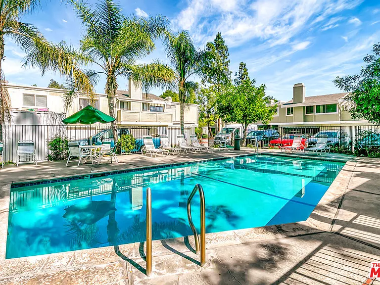 22135 Burbank Blvd #4 — Photo 39