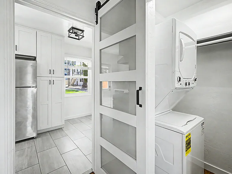 Las Palmas Apartments — Photo 7
