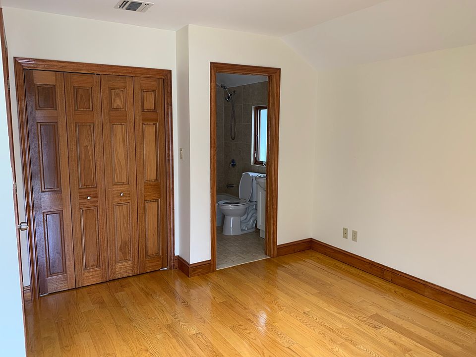 Master bedroom & bathroom, walk in closet