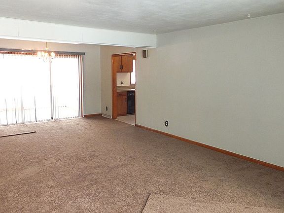3rd image of 1424 Lilac Ln