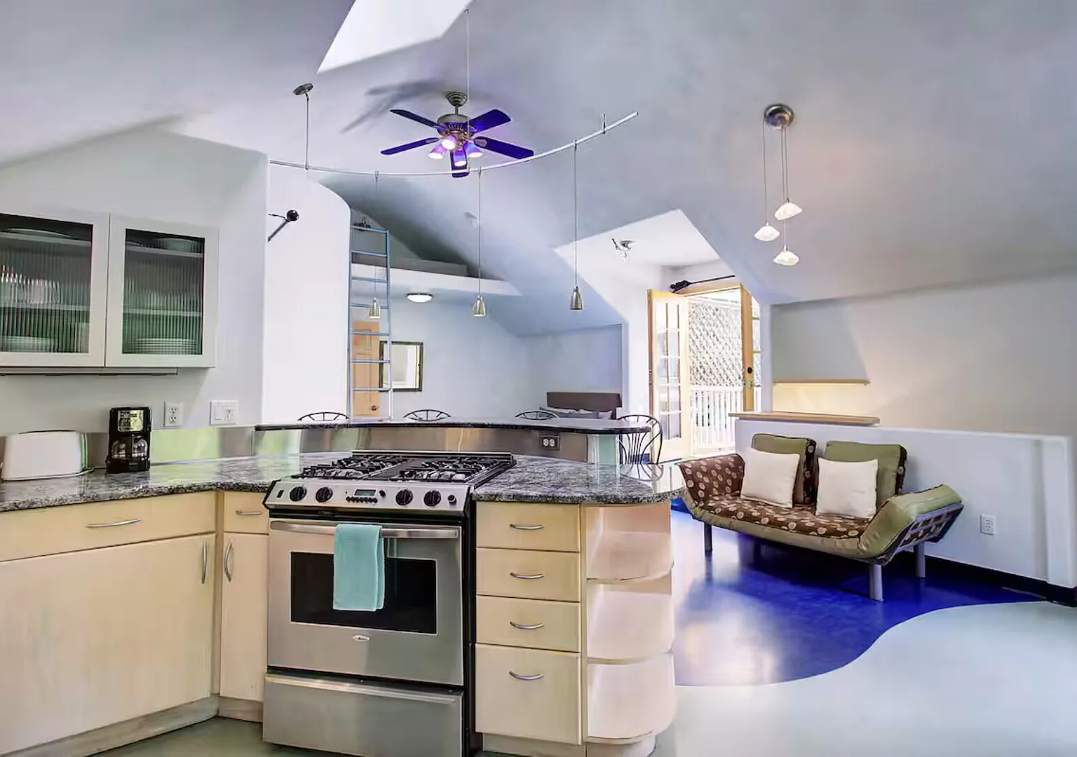 Unique Carriage House apartment — Photo 4