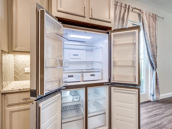 3rd image of 1383 Elaine Dr