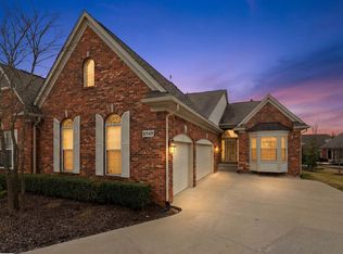 2747 Castlemartin Ct, Rochester, MI 48306