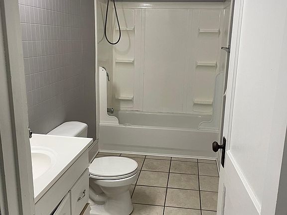 2nd floor full bathroom