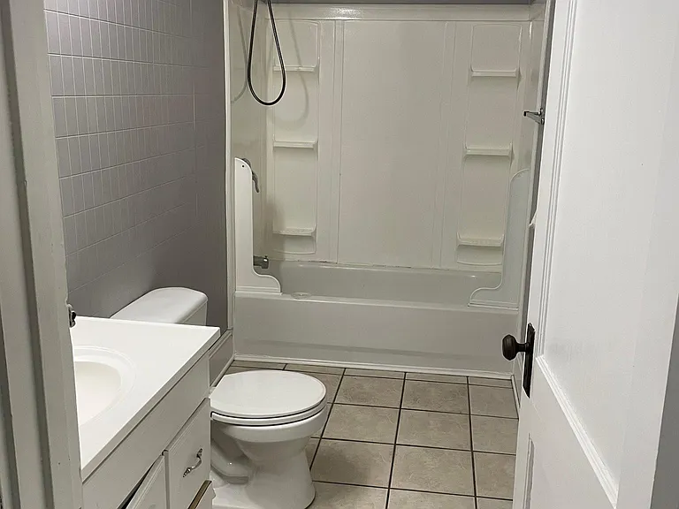 2nd floor full bathroom