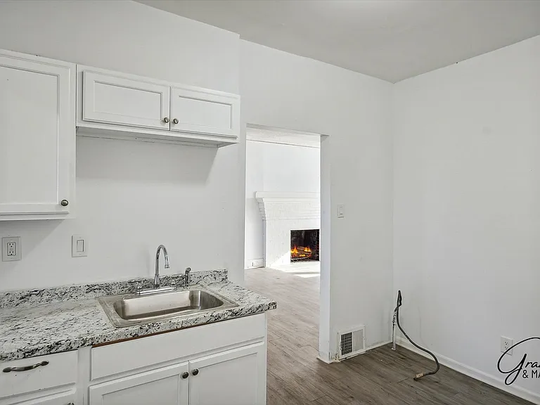 64 Glendale St — Photo 10
