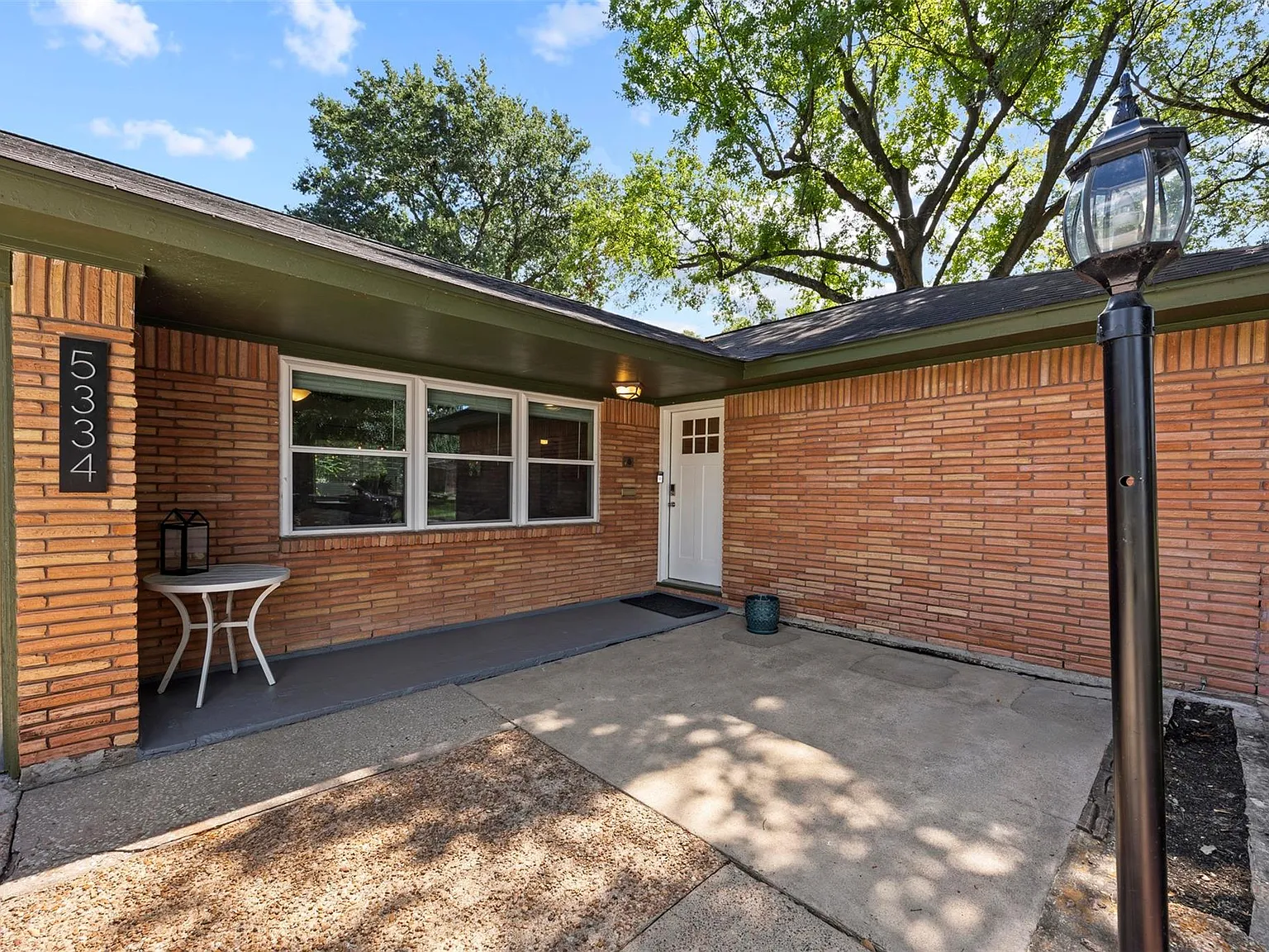 3 bed, 2.0 bath, 1552 sqft, $2,900 — Photo 3