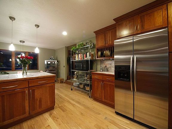 STAINLESS APPLIANCES & CHERRY CABINETS