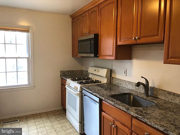 3rd image of 12 Kirkfield Ct