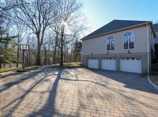16 Oakcrest Ct, Holmdel, NJ 07733
