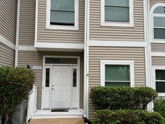 4th image of 1062 Lionsgate Ln