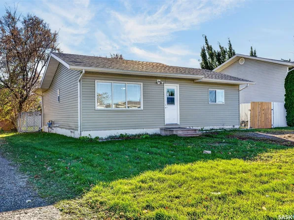 147 30th Street E, Prince Albert, SK S6V 1Z2