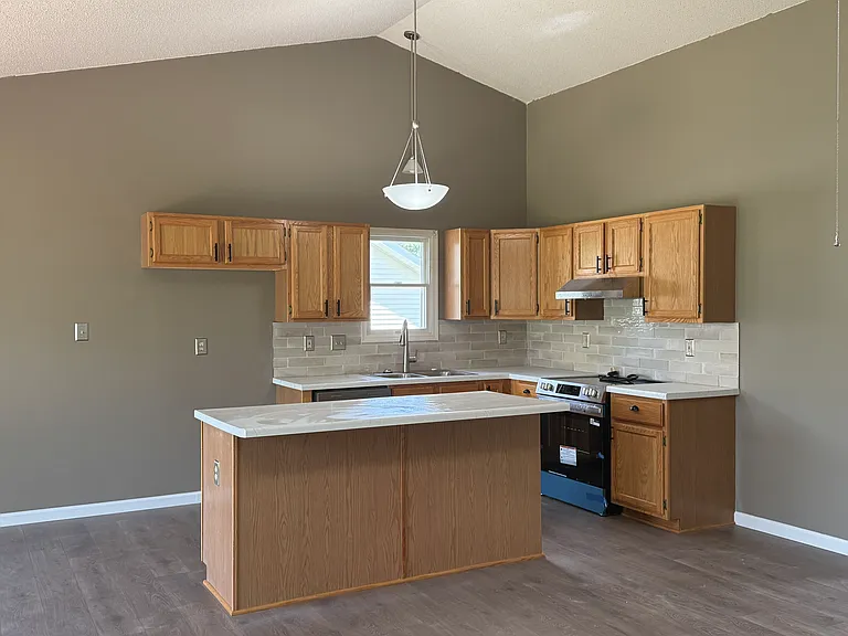 415 Harby Dr — Photo 5