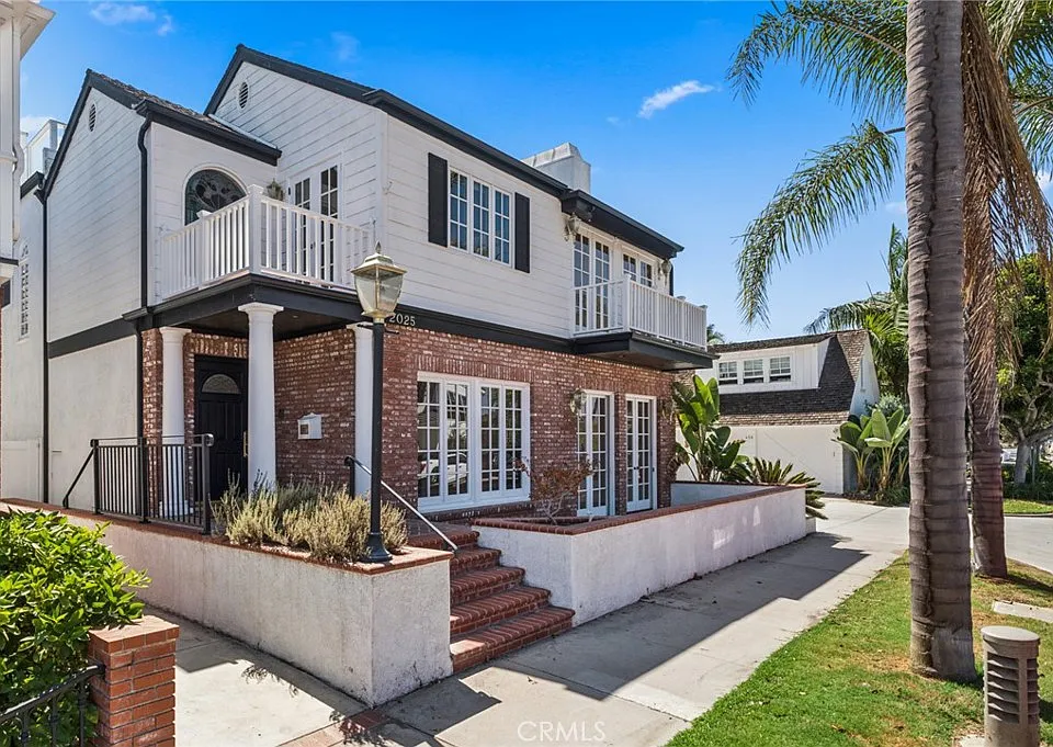 2025 E Balboa Blvd