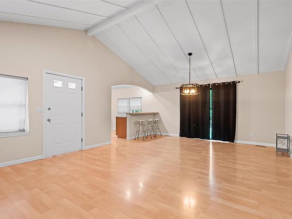 4th image of 13 Saddlewood Ln