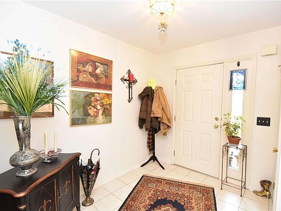 3rd image of 18 Woodbury Way