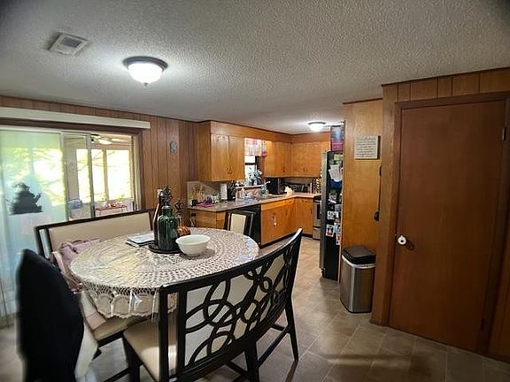 3rd image of 319 Duggan St