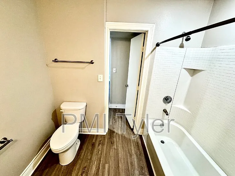 1806 W Oakwood St — Photo 3