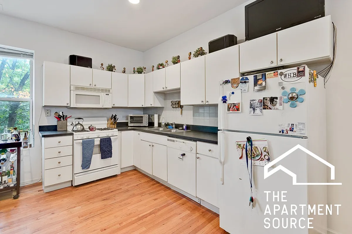 Building Photo - 1020 N Damen Ave #11
